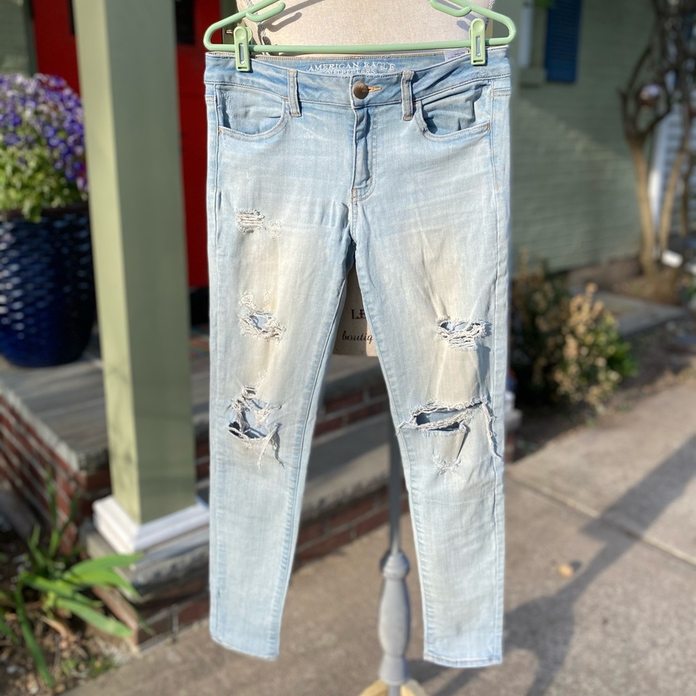 AEO CAFE DENIM light wash jeans